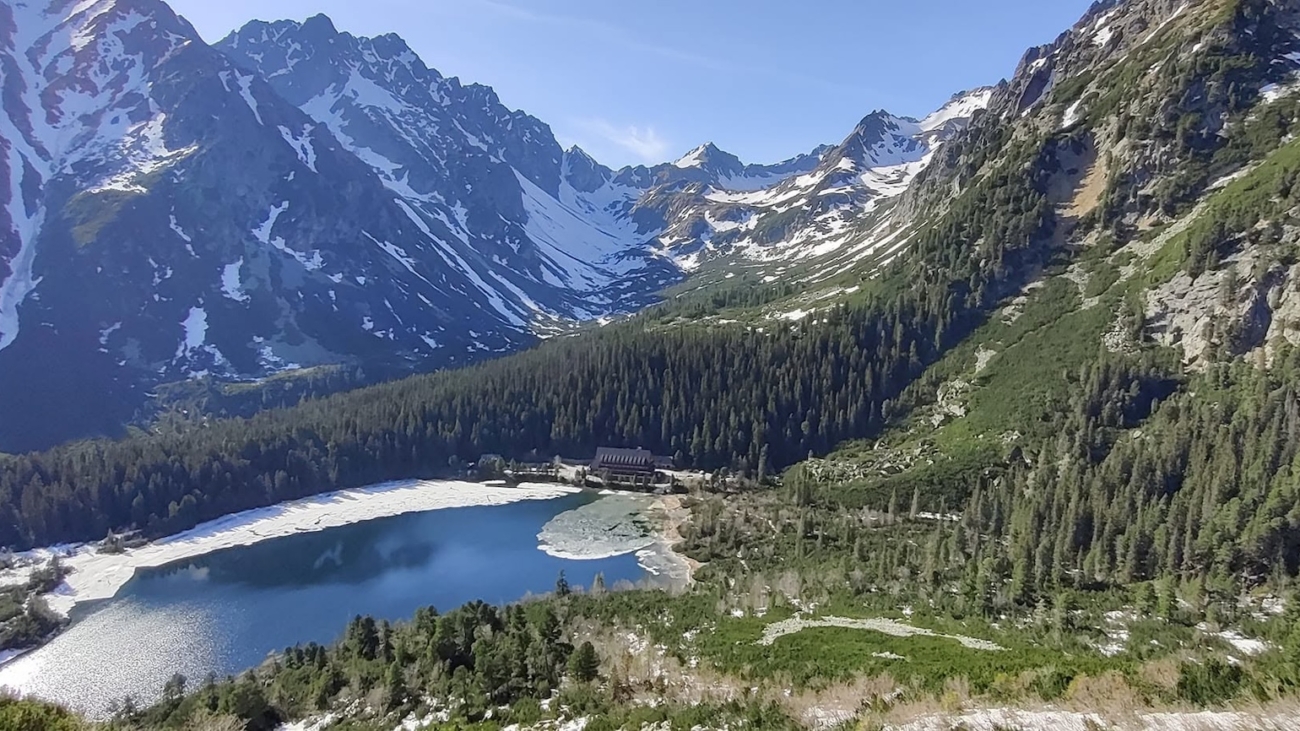 Pohľad na Popradské pleso zo Sedla pod Ostrvou. Foto: Tomáš Kalužák.
