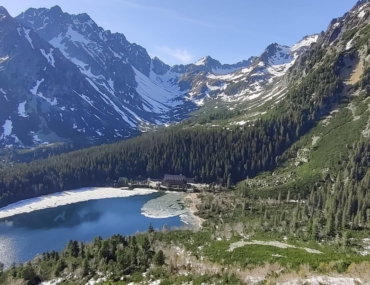 Pohľad na Popradské pleso zo Sedla pod Ostrvou. Foto: Tomáš Kalužák.