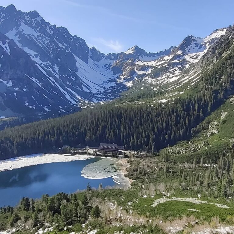 Pohľad na Popradské pleso zo Sedla pod Ostrvou. Foto: Tomáš Kalužák.