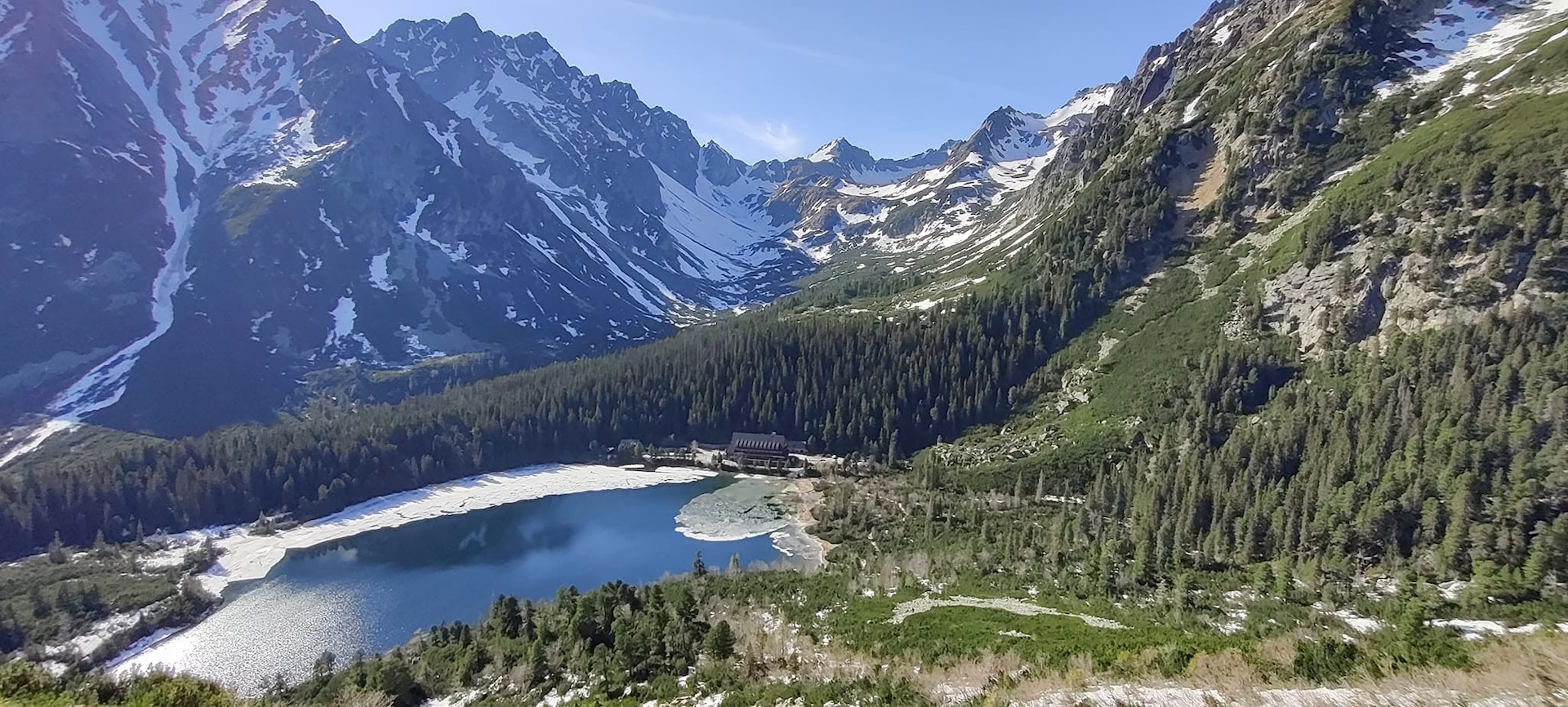 Pohľad na Popradské pleso zo Sedla pod Ostrvou. Foto: Tomáš Kalužák.