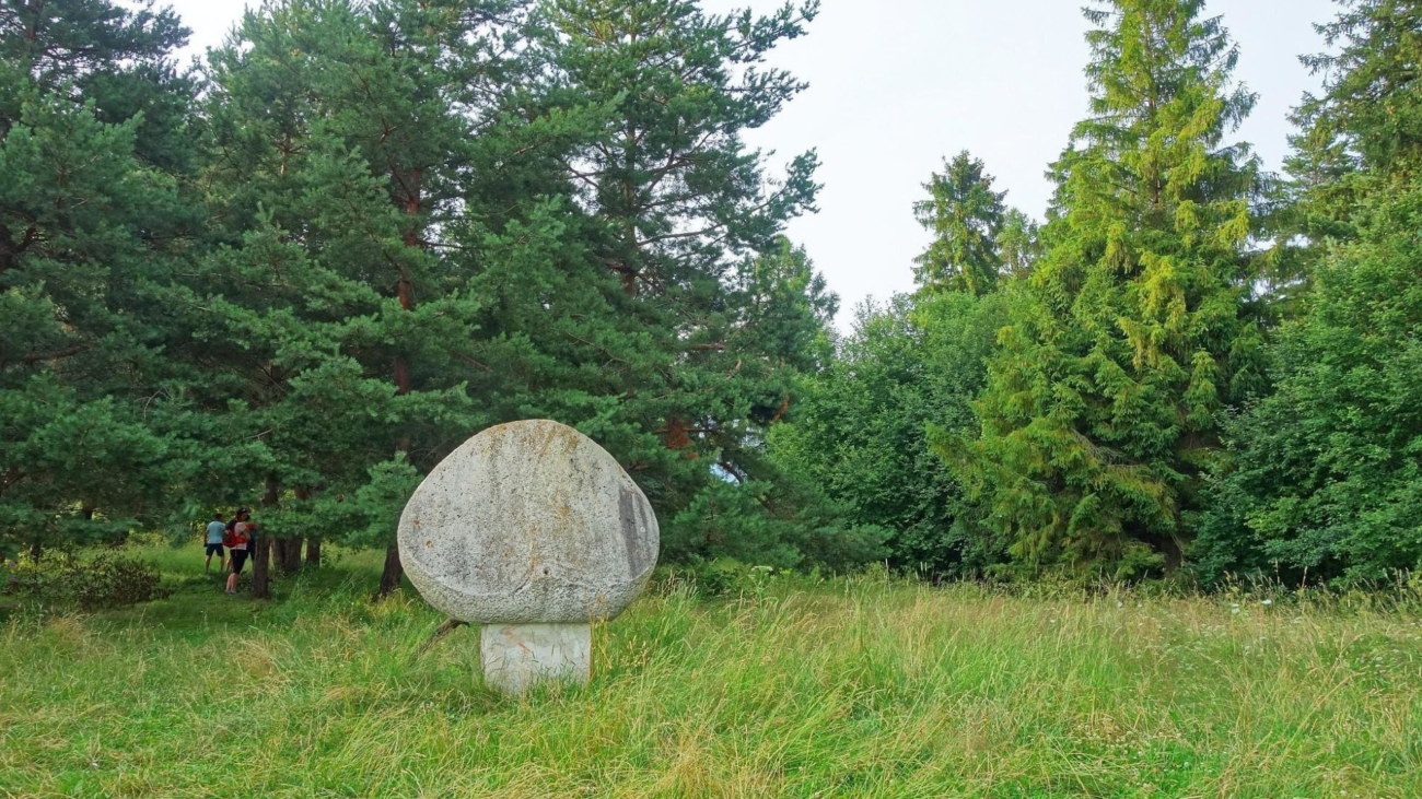 Burich s pamätníkom