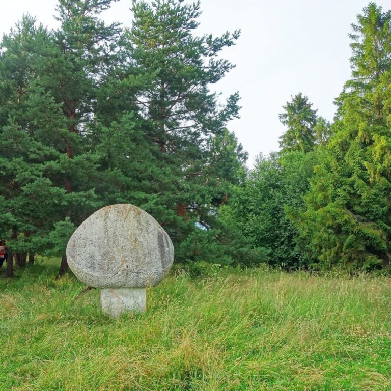 Burich s pamätníkom