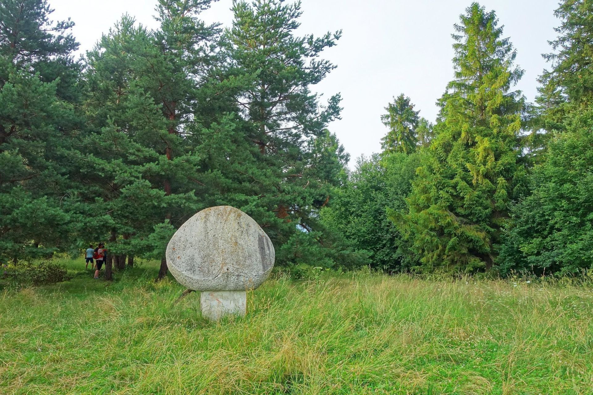 Burich s pamätníkom