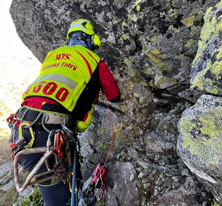 Záchranár v stene pod Gerlachovským štítom pripravuje istiace stanovište