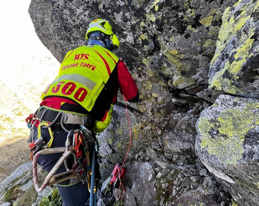 Záchranár v stene pod Gerlachovským štítom pripravuje istiace stanovište