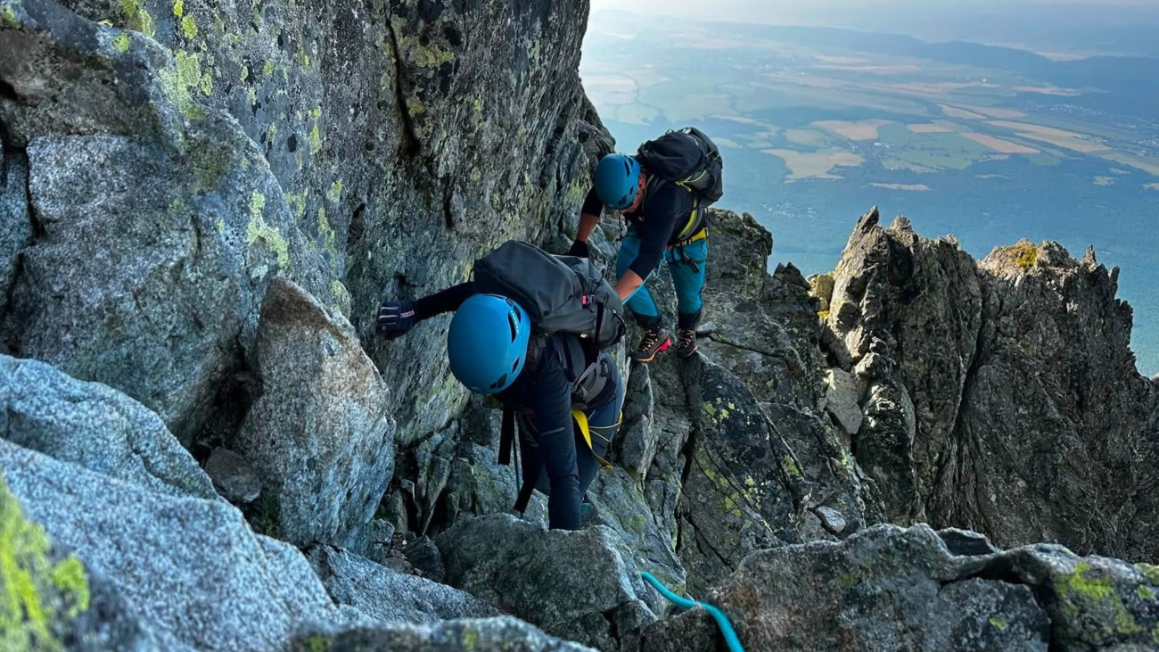 Výstup na Gerlach láka počas sezóny stovky turistov