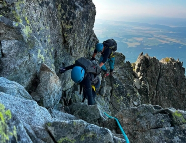 Výstup na Gerlach láka počas sezóny stovky turistov