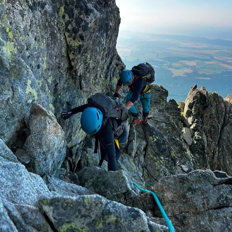Výstup na Gerlach láka počas sezóny stovky turistov