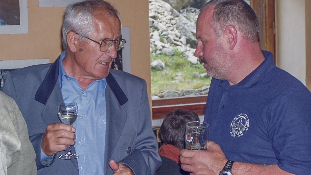 Ivan Gálfy (vľavo) s Milanom Šunom v roku 2006 na Sliezskom dome pri vyradzova1ní nových horských vodcov