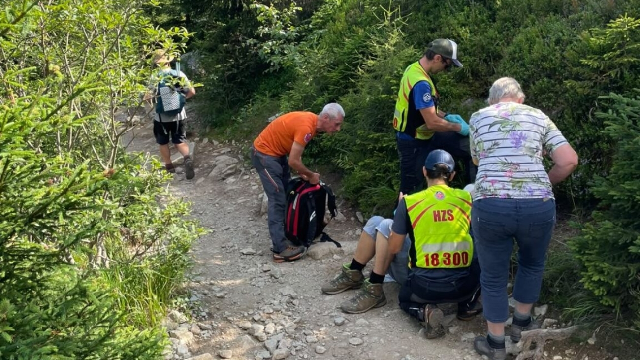 Záchranári ošetrujú muža s tržnou ranou na hlave