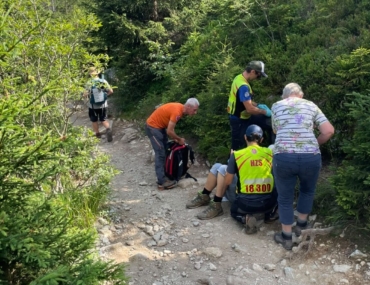 Záchranári ošetrujú muža s tržnou ranou na hlave