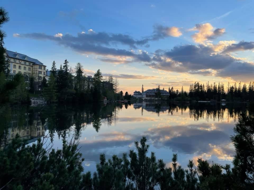 Štrbské pleso pri západe slnka