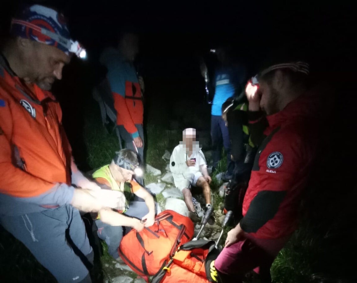 Záchranári pacienta na mieste ošetrujú