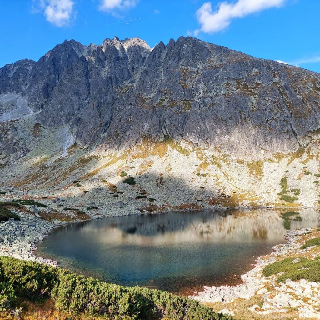 Batizovské pleso a tatranské štíty nad ním - zľava Zadný Gerlach, Gerlach, Gerlachovská veža, Kotolový štít a Dromedárov chrbát