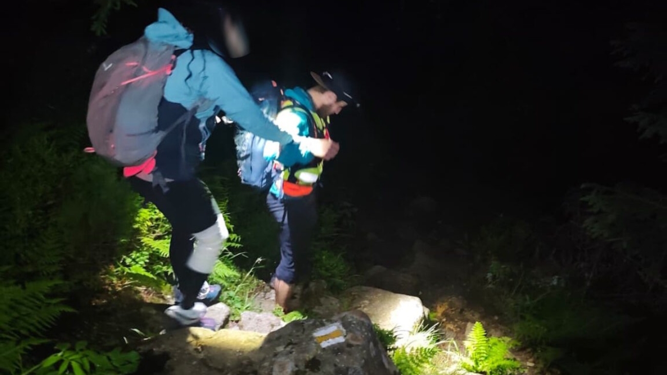 Turistka v sprievode záchranárov zostupuje z Pálinice