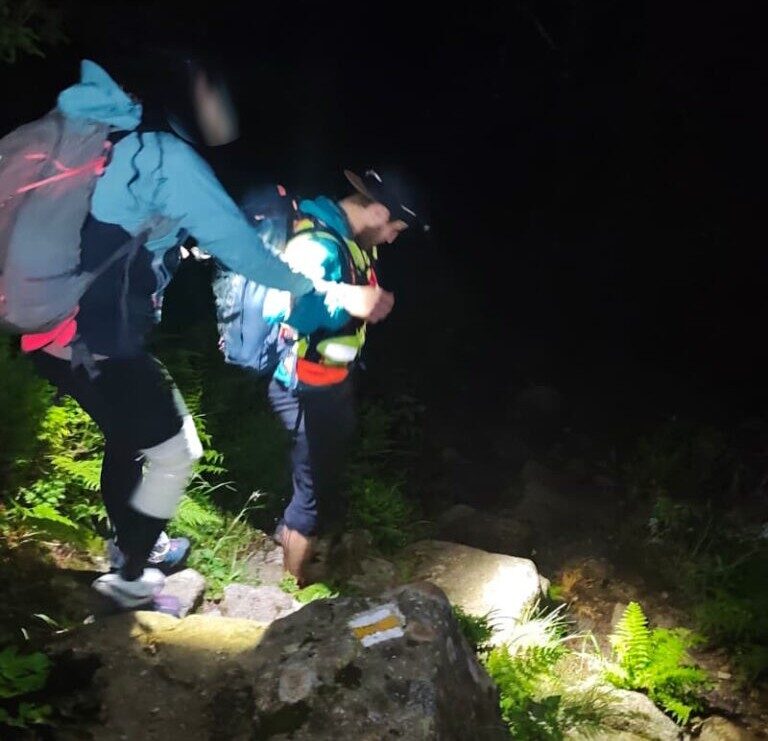 Turistka v sprievode záchranárov zostupuje z Pálinice