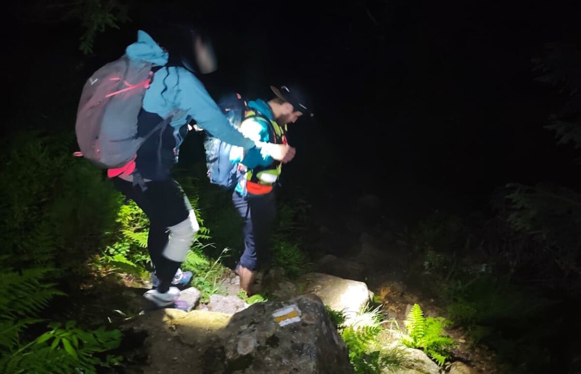 Turistka v sprievode záchranárov zostupuje z Pálinice