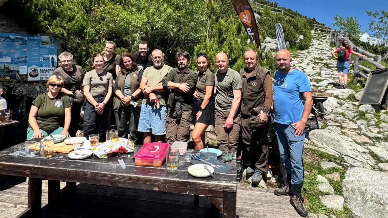 Partia, ktorá na Skalnatej chate pripravuje botanickú záhradu