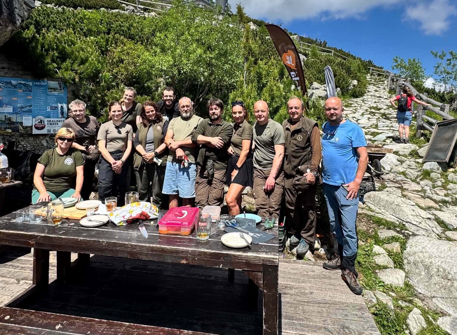 Partia, ktorá na Skalnatej chate pripravuje botanickú záhradu
