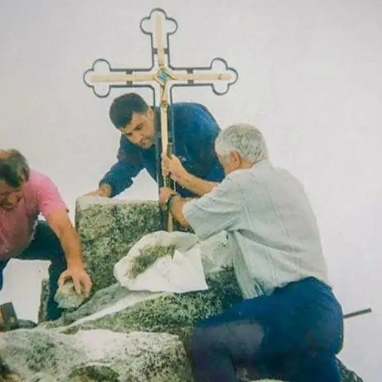 Osádzanie kríža na Gerlachovskom štíte