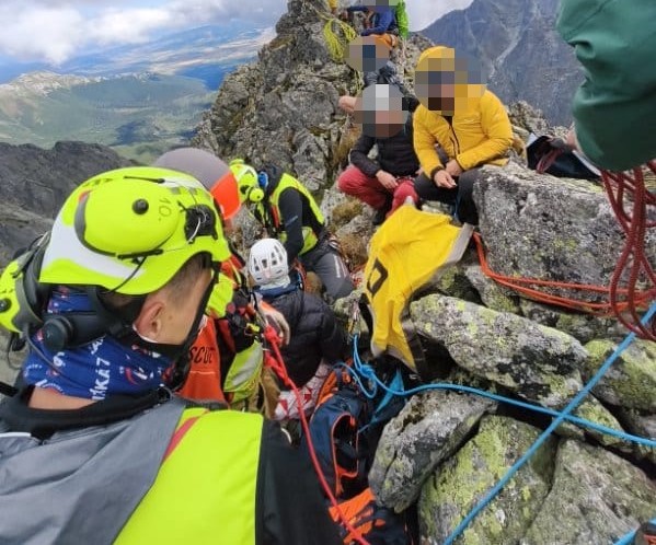 Záchranári turistku na mieste ošetrili a pripravili na transport