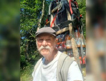 Peter Petras stále vynáša na chatu zásoby. Foto: Facebook Peter Petras.