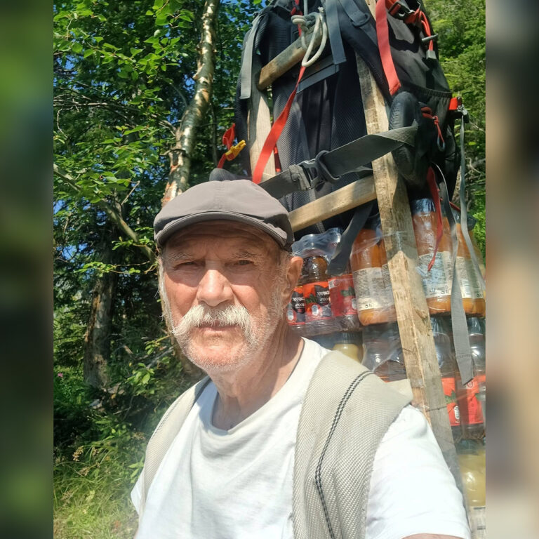 Peter Petras stále vynáša na chatu zásoby. Foto: Facebook Peter Petras.