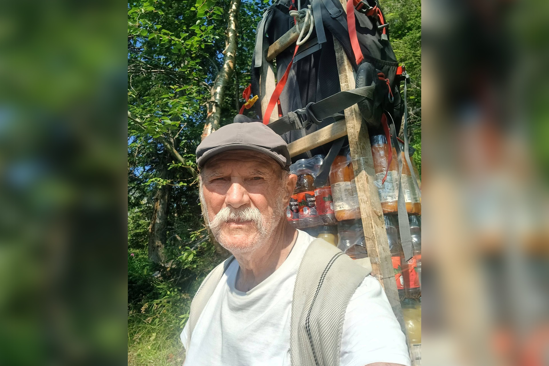 Peter Petras stále vynáša na chatu zásoby. Foto: Facebook Peter Petras.