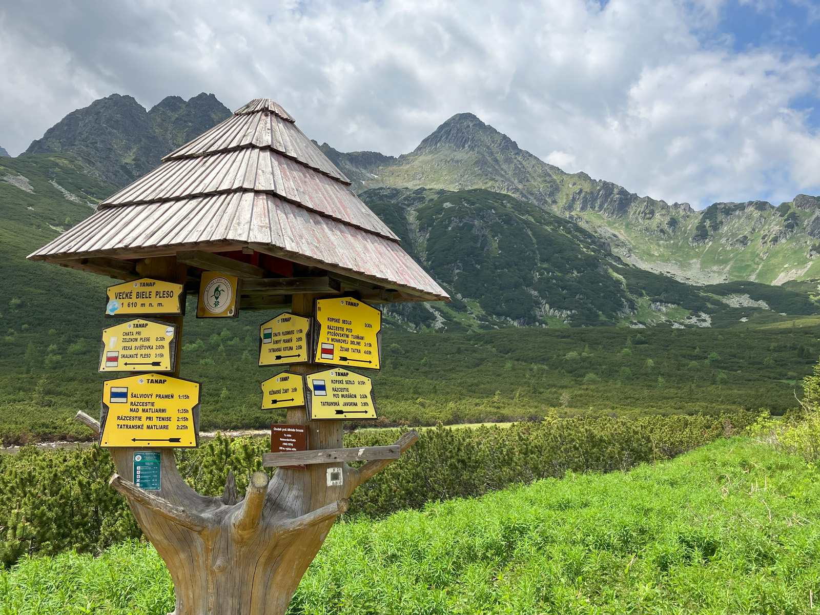 Turistický rázcestník pri Veľkom Bielom plese ukazuje trasy rôznymi smermi. Foto: Jaroslav Kizek.