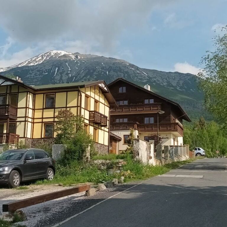 Prechod Smokovcami je náročný nielen pre chodcov, ale aj cyklistov