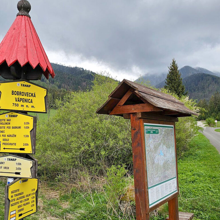 Bobrovecká vápenica turistický rázcestník. Foto: Vladimír Tošovec.