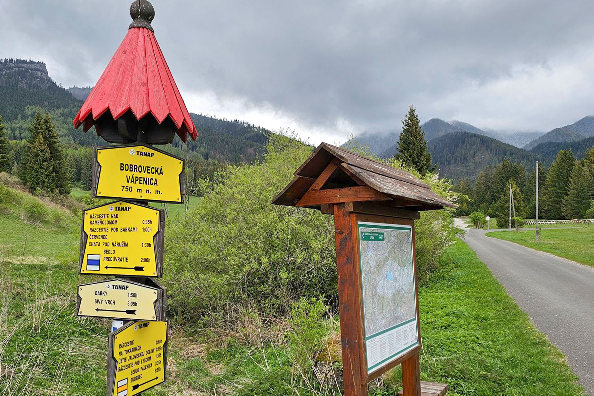 Bobrovecká vápenica turistický rázcestník. Foto: Vladimír Tošovec.