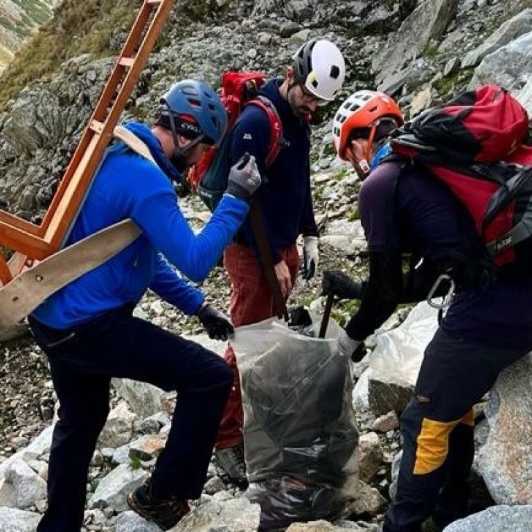 Dobrovoľníci budú čistiť hory v dvanástich rajónoch