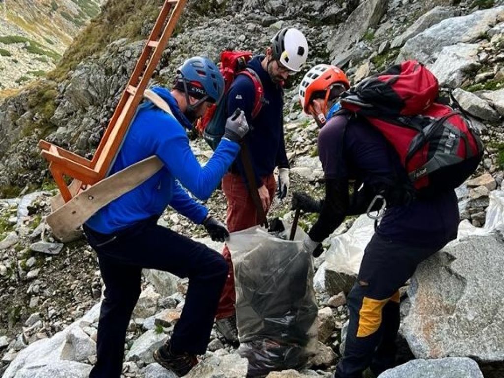 Dobrovoľníci budú čistiť hory v dvanástich rajónoch