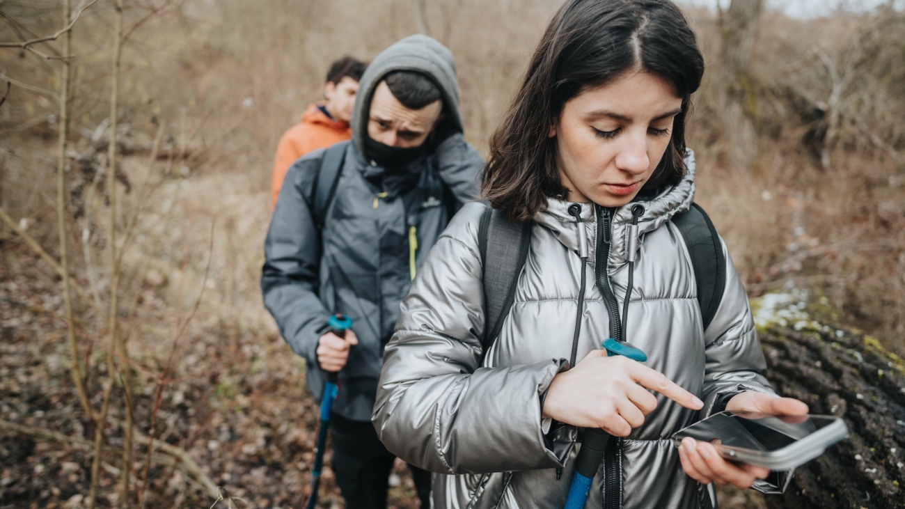 Turisti hľadajúci cestu v lese. Foto: Depositphotos.