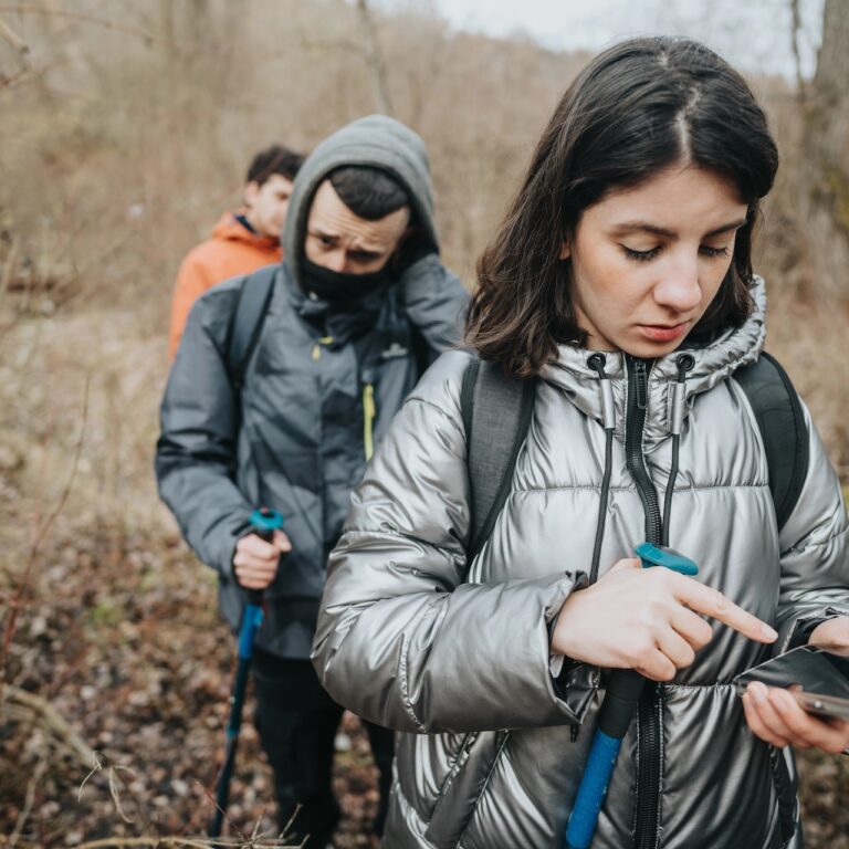 Turisti hľadajúci cestu v lese. Foto: Depositphotos.
