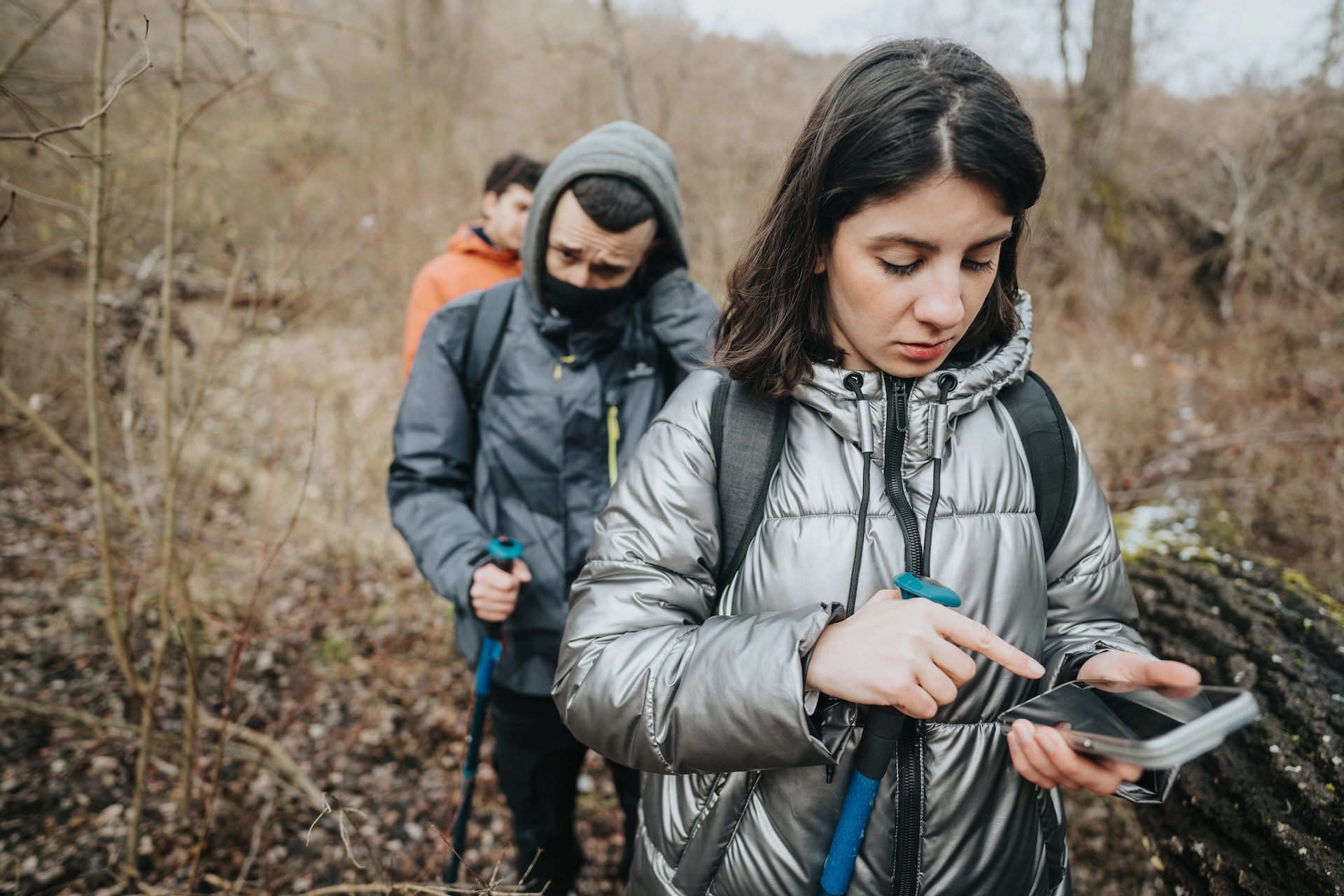 Turisti hľadajúci cestu v lese. Foto: Depositphotos.