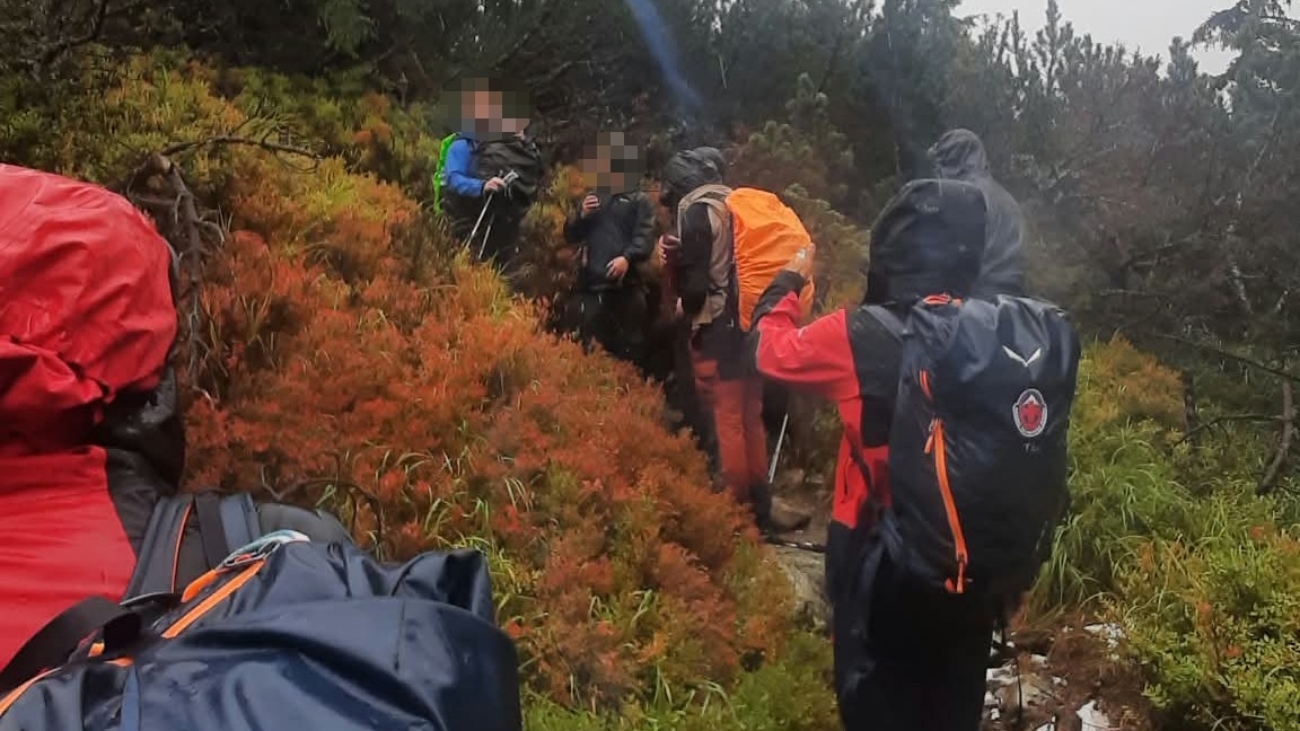 Turistov z Izraela záchranári zateplili a podali im teplé nápoje