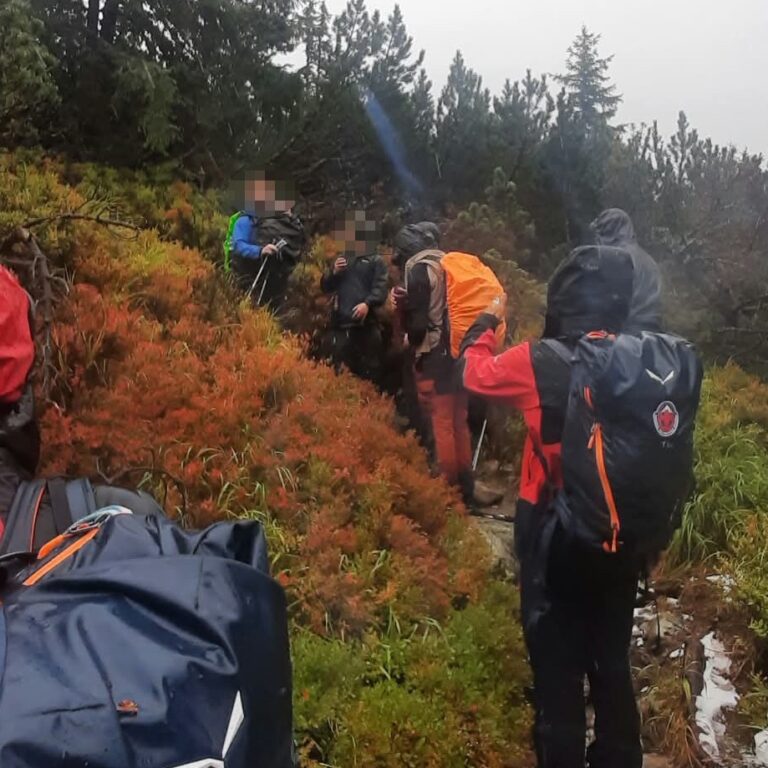 Turistov z Izraela záchranári zateplili a podali im teplé nápoje