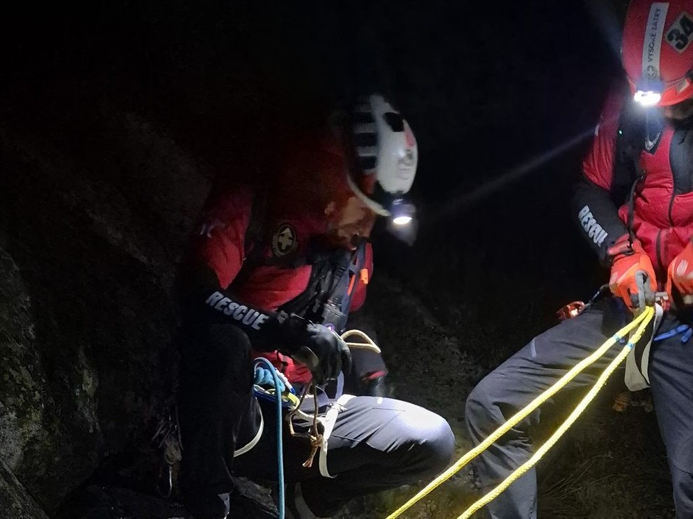 Horskí záchranáci sa pripravujú na zásah v teréne. Autor fotografie: zdroj HZS