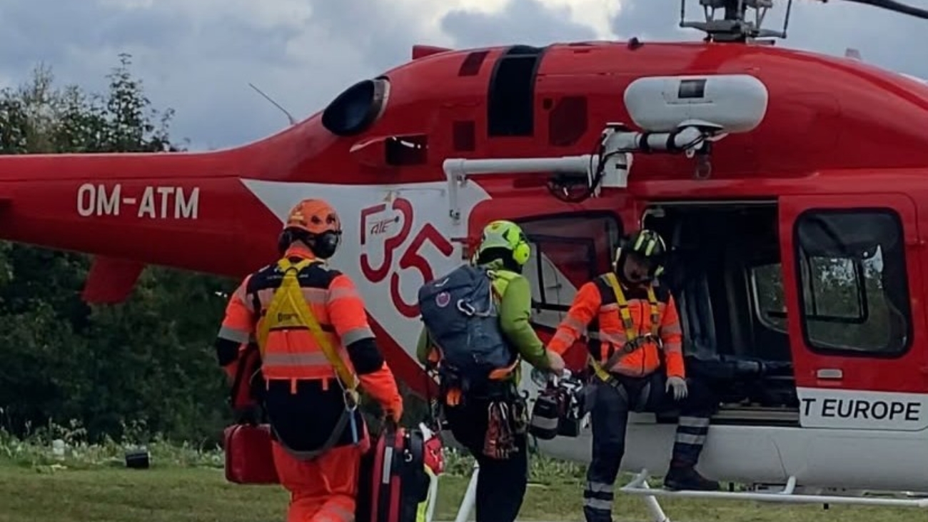 Záchranári nasadajú do vrtuľníka na heliporte v Starom Smokovci