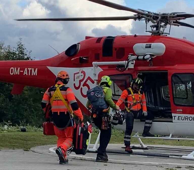 Záchranári nasadajú do vrtuľníka na heliporte v Starom Smokovci