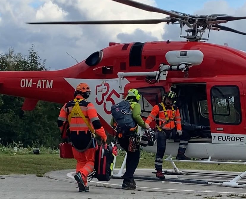 Záchranári nasadajú do vrtuľníka na heliporte v Starom Smokovci