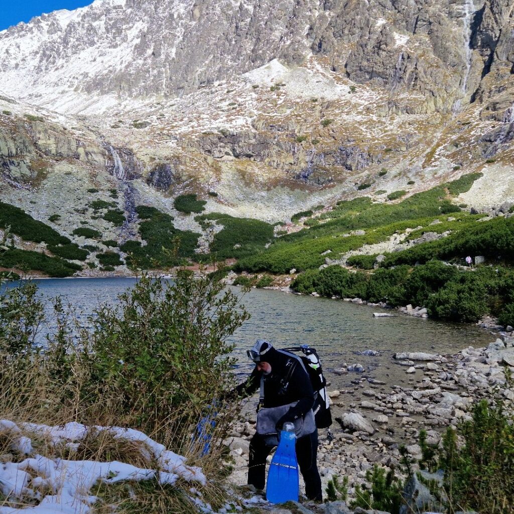 V minulom roku vylovili potápači spod hladiny plies 47 kg odpadu