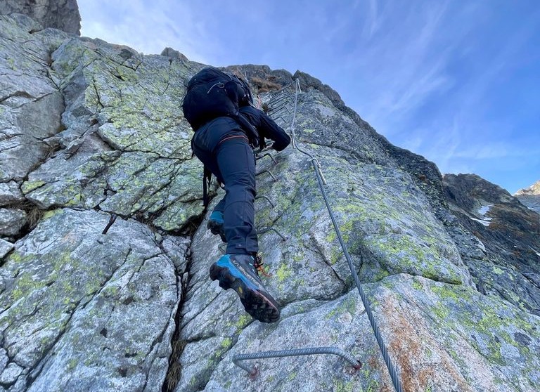 Turistu záchranári istili pri zostupe nižšie do doliny