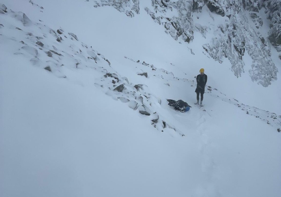 Dvaja turisti pod Krčmárovým žľabom čakajú na záchranu