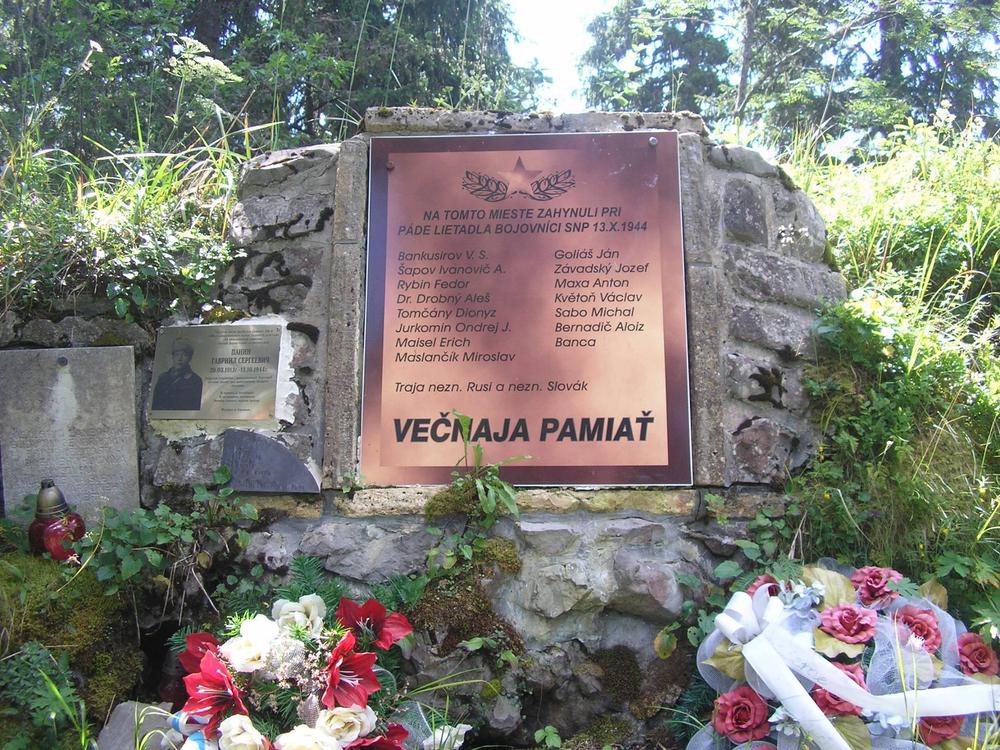 Pamätník pri havarovanom lietadle