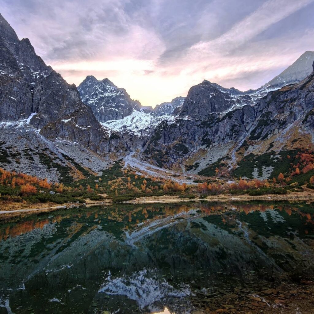 Zelené pleso láka návštevníkov celoročne. Ľudia chcú pri ňom zaparkovať čo najbližšie