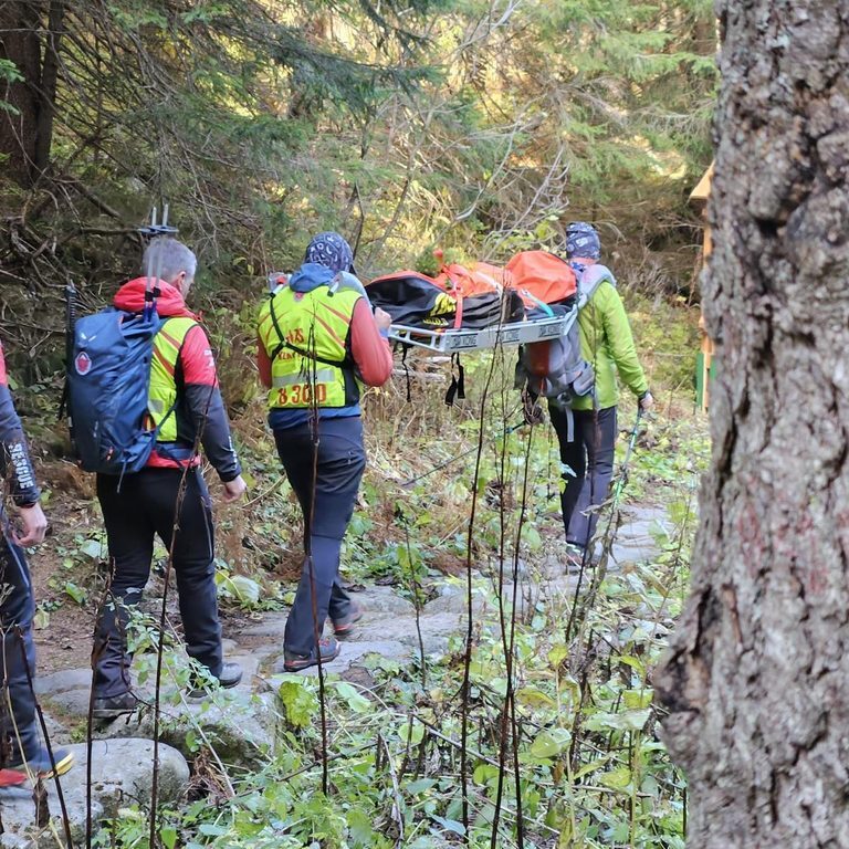 Telesné pozostatky českého turistu zniesli z hôr horskí záchranári pozemne