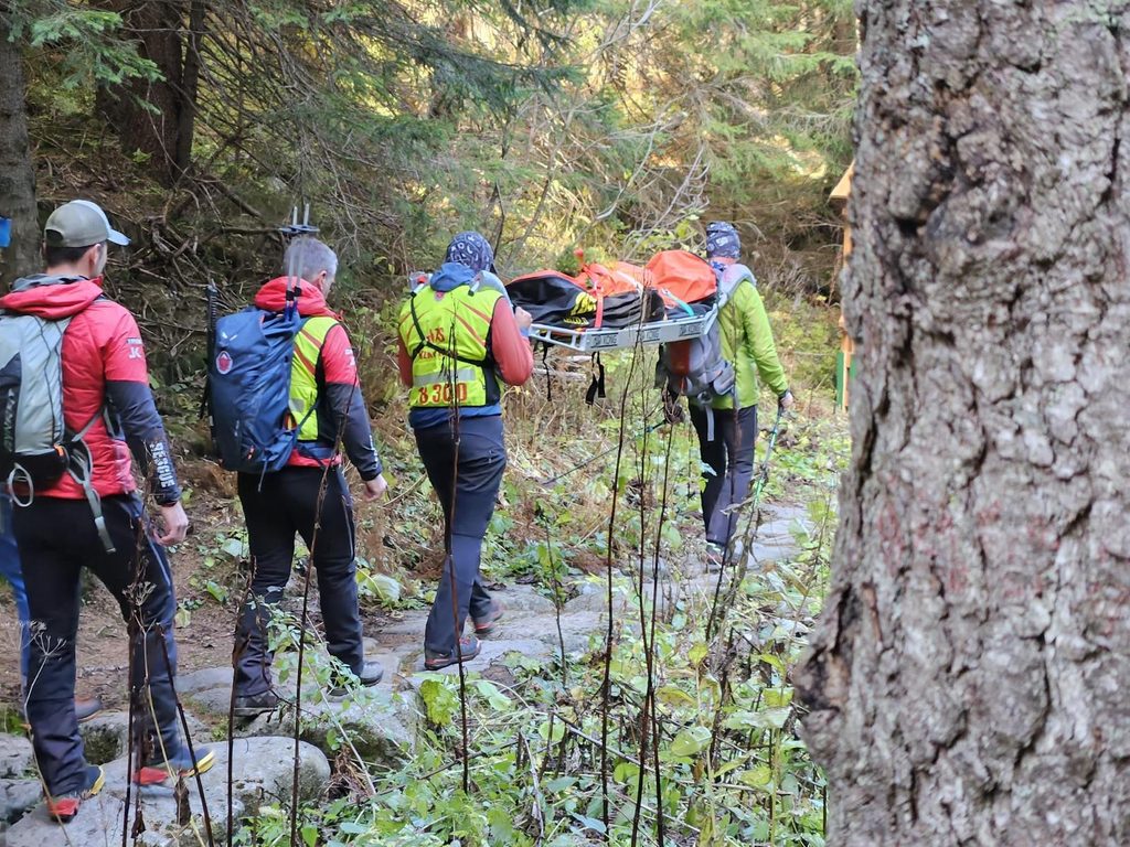 Telesné pozostatky českého turistu zniesli z hôr horskí záchranári pozemne